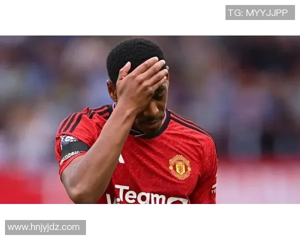 曼联主场惨败，球迷呼吁主教练改弦易辙，球队面临多项挑战